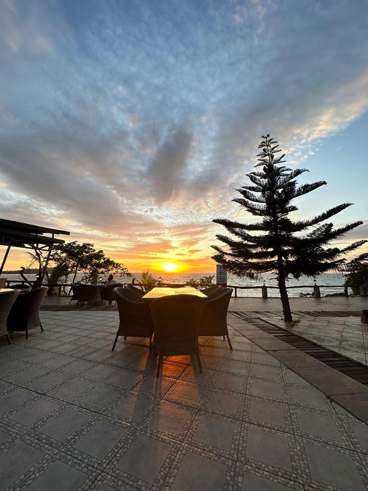 Kasuari Valley Beach Resort Sorong Exteriör bild