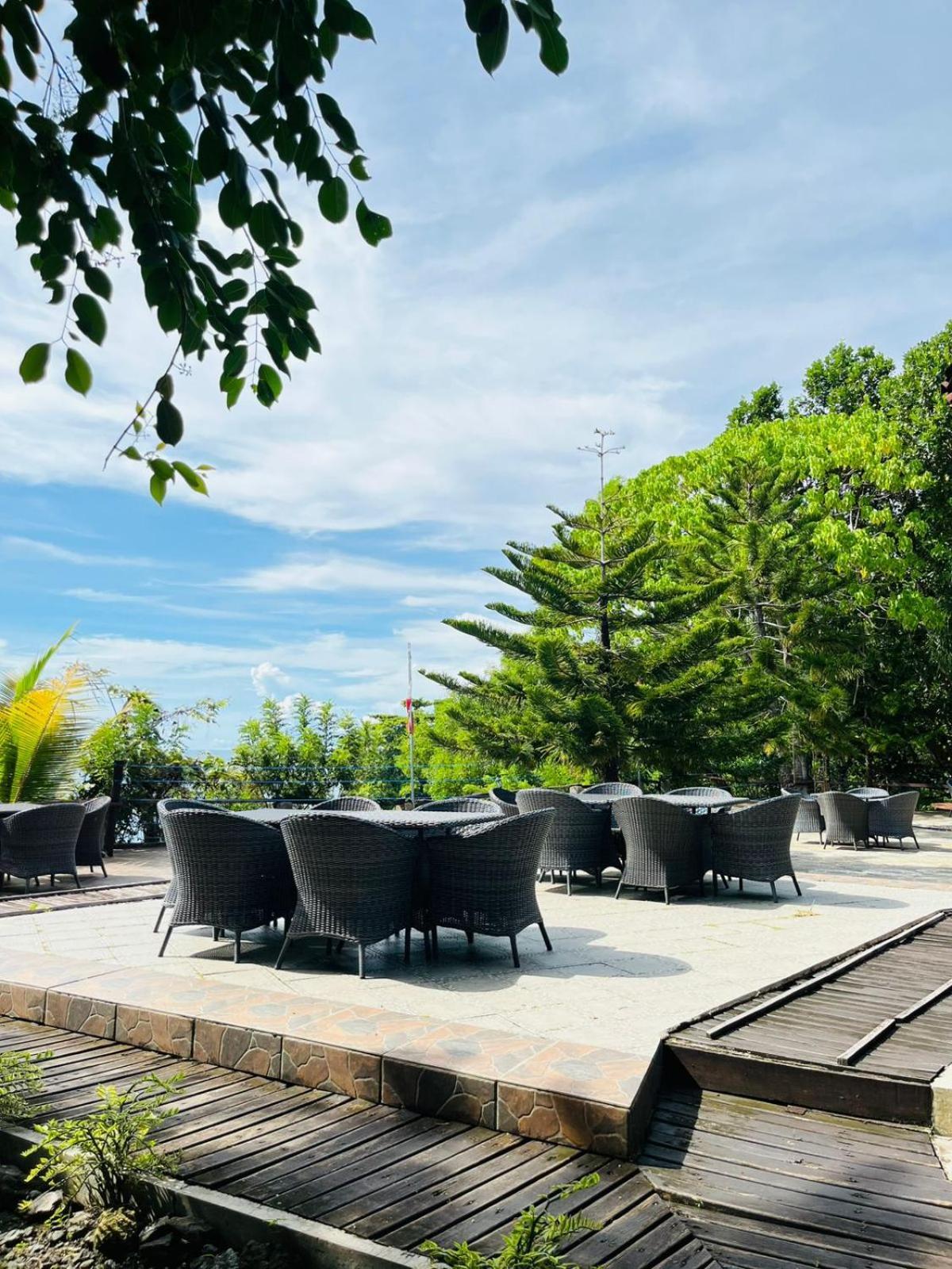 Kasuari Valley Beach Resort Sorong Exteriör bild