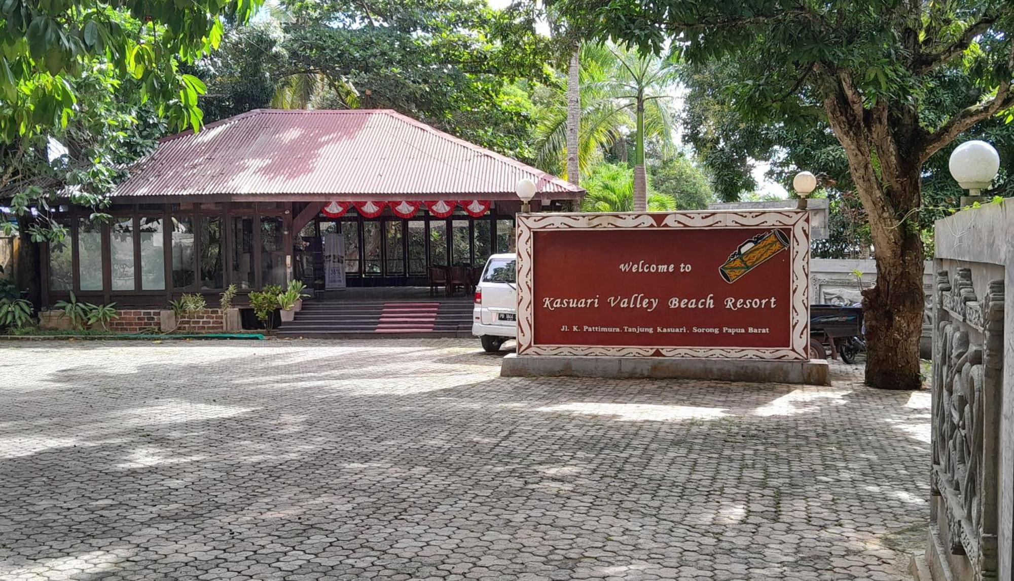 Kasuari Valley Beach Resort Sorong Exteriör bild