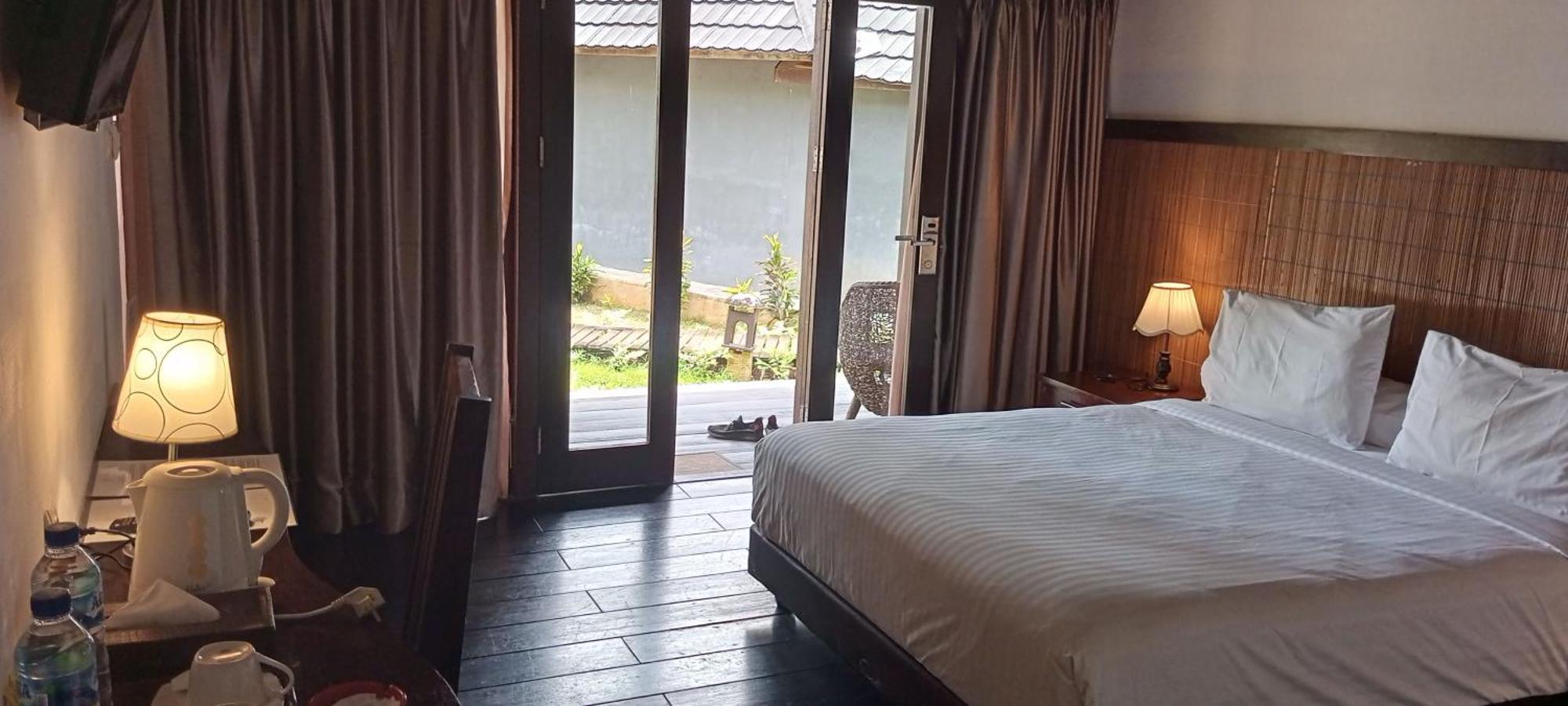 Kasuari Valley Beach Resort Sorong Exteriör bild